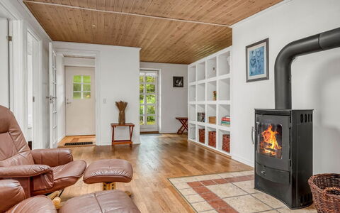 Aku - 700M from the Sea: Sol, Meubles, Sol, Bois, Design Intérieur, Parquet, Plafond, Salon, Éclairage, Canapé