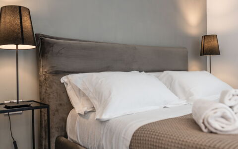 Santo Stefano Raro Rooms Collection: Lit, Chambre, Meubles, Literie, Drap De Lit, Linge, Design Intérieur, Throw Pillow, Sol, Oreiller