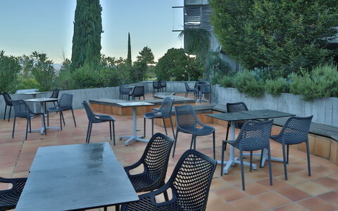 Grospierres 602: Meubles, Chaise, Mobilier De Jardin, Tableau De Plein Air, Ombre, Restaurant, Jardin, Conception, Arrière-Cour, Aménagement Paysager