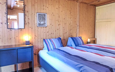 Chalet Träumli: Meubles, Design Intérieur, Bois, Chambre, Pièce, Lit, Plafond, Sol, Sol, Drap De Lit