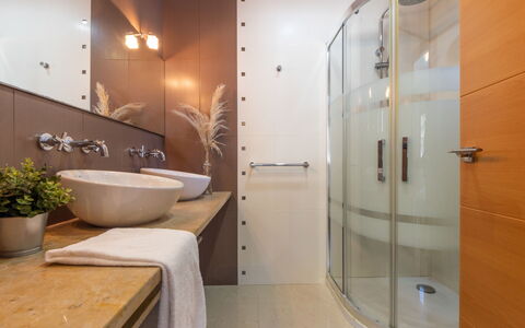 Grobro 1: Salle De Bains, Luminaire Plomberie, Design Intérieur, Sol, Lavabo, Miroir, Sol, Évier, Robinet, Armoire De Toilette