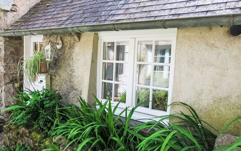 Gwenn Tiny House: Maison, Arbuste, Chalet, Toit, Domicile, Couverture De Sol, Jardin, Mur De Pierre, Aménagement Paysager, Fenêtre À Guillotine