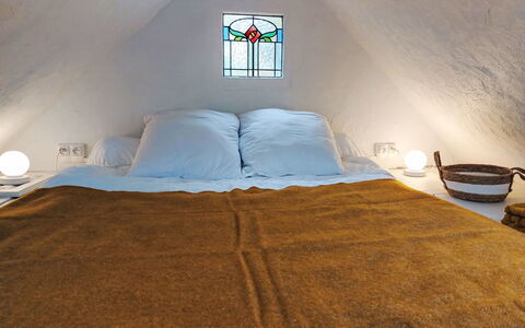 Gwenn Tiny House: Chambre, Lit, Drap De Lit, Bois, Literie, Design Intérieur, Meubles, Linge, Sol, Sol