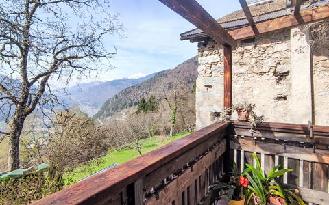 Baita Ballardini: Bois, Colline, Chaîne De Montagnes, Station De Montagne, Balcon, Vallée, Porche, Pente, Crête, Balustrade