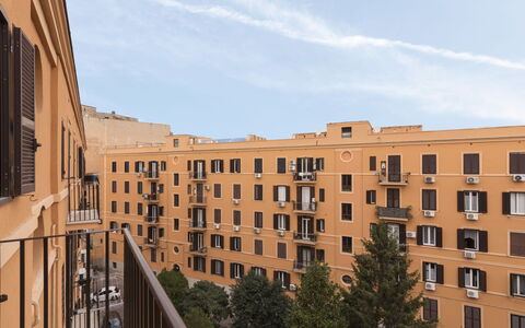 Lucilla Home: Jour, Bâtiment, Ville, Zone Urbaine, Appartement, Façade, Quartier, Zone Résidentielle, Ville, Zone Métropolitaine