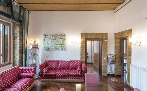 Lucilla Home: Meubles, Design Intérieur, Sol, Sol, Mur, Canapé, Bois, Plafond, Pièce, Salon