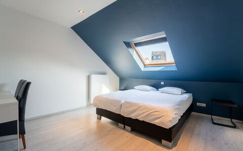 Littoral with Two Balconies: Sol, Sol, Chambre, Bois, Lit, Design Intérieur, Plafond, Drap De Lit, Literie, Cadre De Lit
