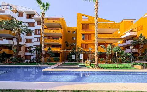 La Recoleta: Appartement, Meubles, Zone Résidentielle, Balcon, Condominium, Chaise, Ombre, Recours, Côte, Hôtel