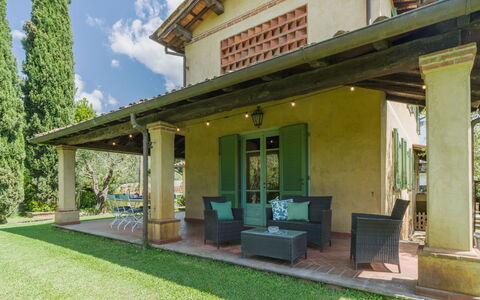 Il Casale: Porche, Domicile, Maison, Toit, Jardin, Biens, Chalet, Couverture De Sol, Porte, Ombre