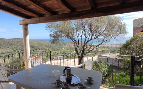 Belvedere Apartment Ac, Budoni: Meubles, Table, Chaise, Mobilier De Jardin, Tableau De Plein Air, Table Cuisine Et Salle A Manger, Porche, Tache De Bois, Balcon, Chaîne De Montagnes