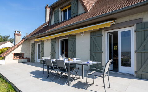 Les Jonquilles: Façade, Porte, Domicile, Toit, Composite, Mobilier De Jardin, Ombre, Biens, Porche, Chaise