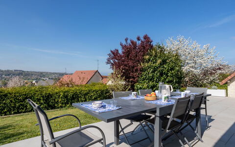 Les Jonquilles: Façade, Porte, Domicile, Toit, Composite, Mobilier De Jardin, Ombre, Biens, Porche, Chaise
