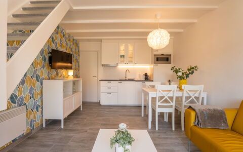Melrose with Parking: Sol, Design Intérieur, Bois, Sol, Meubles, Pièce, Plafond, Canapé, Salon, Appartement