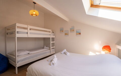 Melrose with Parking: Design Intérieur, Chambre, Bois, Lit, Drap De Lit, Literie, Sol, Plafond, Sol, Meubles