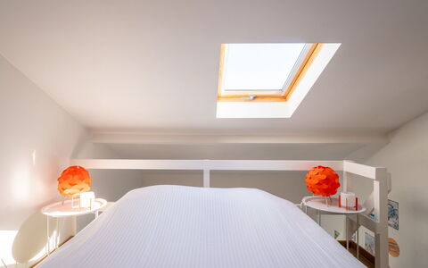 Melrose with Parking: Design Intérieur, Chambre, Plafond, Bois, Lit, Meubles, Sol, Sol, Éclairage, Drap De Lit