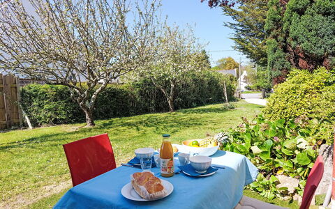Charme de Banastère: Arbuste, Meubles, Jardin, Nappe De Table, Mobilier De Jardin, Chaise, Tableau De Plein Air, Cour, Serveware, Pelouse