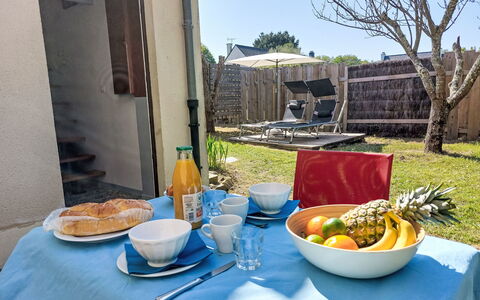 Charme de Banastère: Vaisselle, Meubles, Serveware, Table, Aliments, Mobilier De Jardin, Fruit, Vaisselle, Chaise, Petit Déjeuner