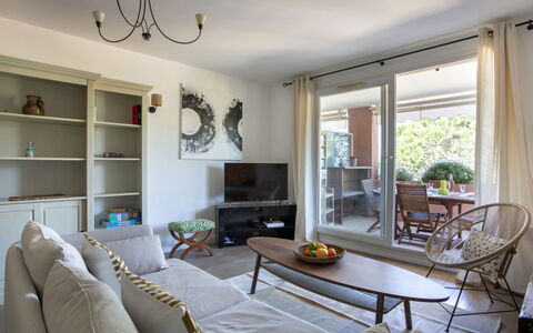 Vaugrenier Présidence: Meubles, Design Intérieur, Sol, Canapé, Bois, Sol, Salon, Plafond, Table, Pièce