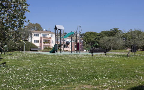 Vaugrenier Présidence: Arbre, Espace Public, Ombre, Parc, Pelouse, Jardin, Aménagement Paysager, Toboggan, Cour, Équipement Extérieur Play
