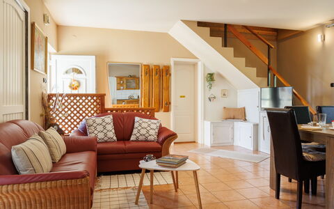 Baum: Meubles, Design Intérieur, Sol, Canapé, Mur, Sol, Pièce, Bois, Salon, Plafond