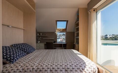 Entre Port et Plages: Design Intérieur, Meubles, Chambre, Mur, Sol, Bois, Sol, Lit, Pièce, Textile