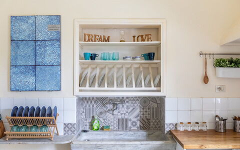 Villa Amelia: Cuisine, Design Intérieur, Rayonnage, Comptoir, Étagère, Peindre, Tache De Bois, Matériau Naturel, Céramique, Tuile