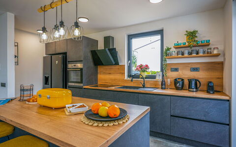 Villa Noel: Cuisine, Comptoir, Design Intérieur, Bois, Meubles, Sol, Cabinetry, Appareil De Cuisine, Plafond, Électroménager