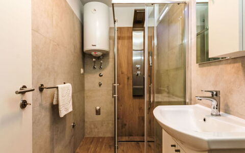 Paola: Salle De Bains, Luminaire Plomberie, Lavabo, Sol, Mur, Sol, Design Intérieur, Toilette, Évier, Robinet