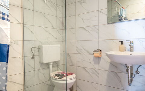 Adria: Siège De Toilette, Toilette, Luminaire Plomberie, Salle De Bains, Sol, Sol, Design Intérieur, Plomberie, Tuile, Pièce