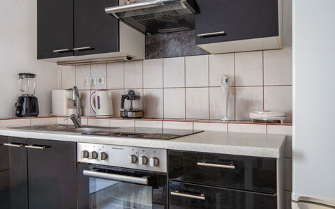 Adria: Appareil De Cuisine, Cuisine, Comptoir, Cabinetry, Principaux Appliance, Cuisinière, Électroménager, Le Fourneau, Design Intérieur, Meubles