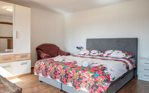 Adria: Lit, Meubles, Design Intérieur, Chambre, Literie, Drap De Lit, Sol, Mur, Pièce, Sol