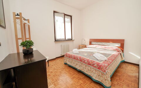 Re.ri: Lit, Literie, Chambre, Design Intérieur, Drap De Lit, Sol, Meubles, Sol, Pièce, Bois
