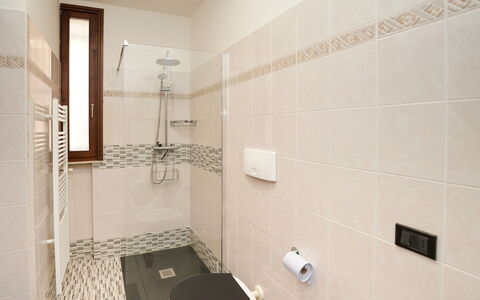 Casa Rigo: Sol, Salle De Bains, Sol, Mur, Luminaire Plomberie, Design Intérieur, Toilette, Tuile, Plomberie, Robinet