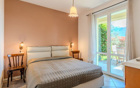 Raul: Design Intérieur, Meubles, Chambre, Plafond, Bois, Lit, Sol, Sol, Textile, Pièce