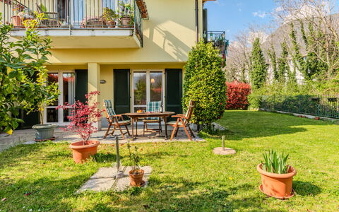 Raul: Arbuste, Maison, Zone Résidentielle, Domicile, Jardin, Lot Terre, Pelouse, Couverture De Sol, Cour