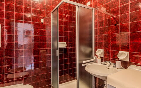 Al Molo: Sol, Sol, Design Intérieur, Luminaire Plomberie, Plafond, Plomberie, Tuile, Salle De Bains, Pièce, Robinet