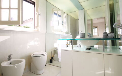 Villino Sonia: Design Intérieur, Luminaire Plomberie, Salle De Bains, Sol, Lavabo, Évier, Sol, Miroir, Robinet, Plomberie