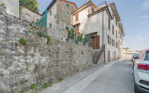 Viola: Mur, Fenêtre, Bâtiment, Surface De La Route, Route, Quartier, Architecture, Ville, Rue, Ruelle
