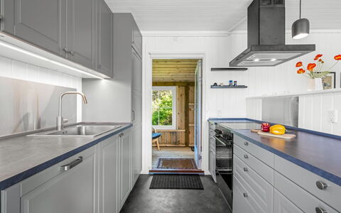 Brodde - 300M from the Sea: Cuisine, Sol, Principaux Appliance, Bois, Comptoir, Appareil De Cuisine, Design Intérieur, Cabinetry, Evier, Sol