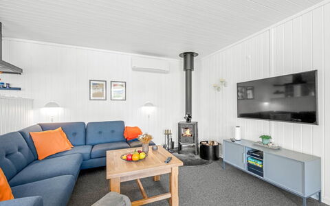 Brodde - 300M from the Sea: Bois, Design Intérieur, Plafond, Meubles, Sol, Domicile, Salon, Canapé, Sol, Éclairage