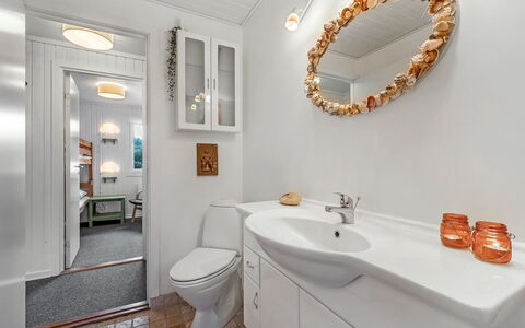 Brodde - 300M from the Sea: Design Intérieur, Mur, Luminaire Plomberie, Sol, Lavabo, Sol, Salle De Bains, Armoire De Toilette, Plafond, Évier