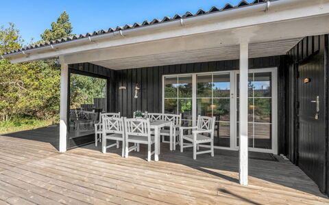 Brodde - 300M from the Sea: Bois, Porche, Dur, Domicile, Porte, Plate-Forme, Planche, Parquet, Ombre, Tache De Bois