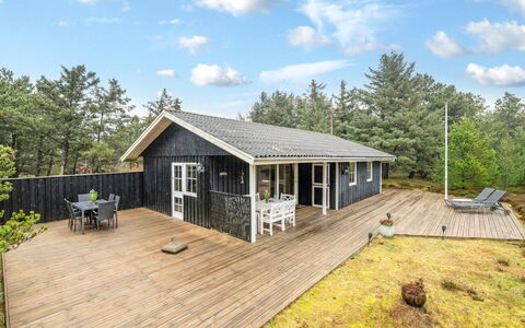 Brodde - 300M from the Sea: Maison, Domicile, Toit, Chalet, Arbuste, Siding, Porte, Jardin, Ferme