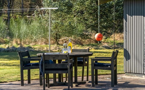 Thorvor - 400M from the Sea: Bois, Sol, Tache De Bois, Cabinetry, Comptoir, Cuisine, Luminaire Plomberie, Dur, Matériau Naturel, Évier
