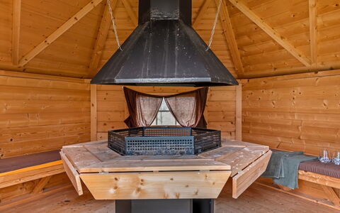 Thorvor - 400M from the Sea: Bois, Sol, Tache De Bois, Cabinetry, Comptoir, Cuisine, Luminaire Plomberie, Dur, Matériau Naturel, Évier