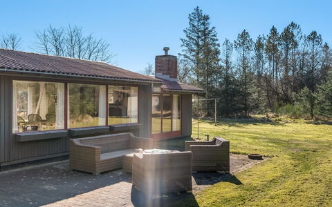 Thorvor - 400M from the Sea: Domicile, Lot Terre, Toit, Chalet, Porche, Jardin, Biens, Ombre, Cour, Aménagement Paysager
