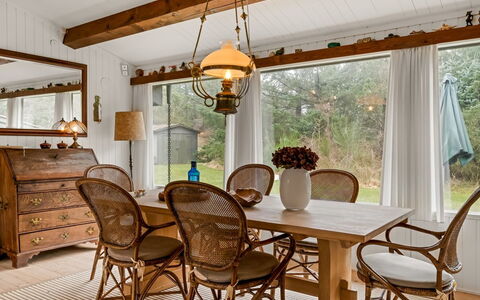 Thorvor - 400M from the Sea: Meubles, Design Intérieur, Bois, Table, Plafond, Chaise, Sol, Éclairage, Salle À Manger, Luminaire