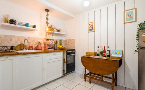 Long Beach: Meubles, Bois, Design Intérieur, Cabinetry, Cuisine, Sol, Comptoir, Placard, Pièce, Tache De Bois