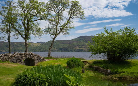 Farmburn Bothy: Herbe, Plan D'Eau, Arbre, La Nature, Feuille, Vert, Environnement Naturel, Paysage Naturel, Végétation