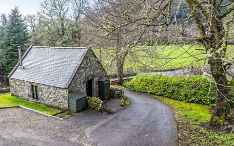 Farmburn Bothy: Meubles, Bois, Design Intérieur, Cabinetry, Cuisine, Sol, Comptoir, Placard, Pièce, Tache De Bois